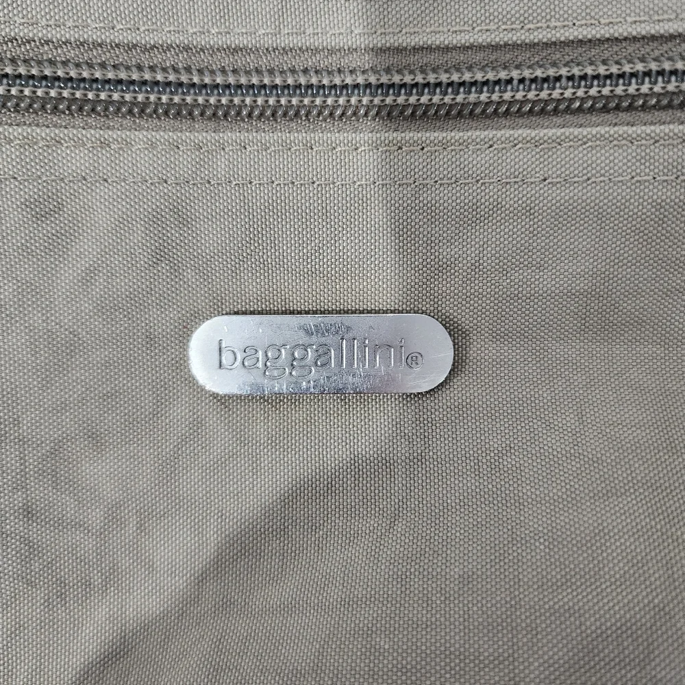 Baggallini Crossbody 3 Zip Top Closure Adjustable Beige Bag - Picture 3 of 7